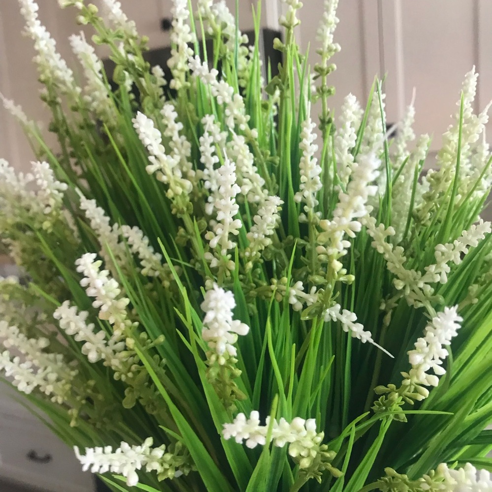 Ivydale 20pcs set Artificial White Lavender Spray in Green Foliage - Picture 3 of 12